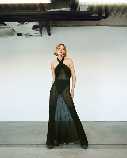 Vestido largo negro semitransparente con cuello halter de MANGO x SUPRIYA LELE y botas altas de RICK OWENS.