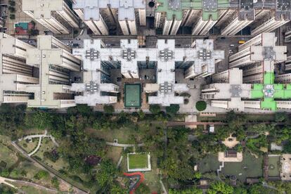 Fotógrafo da AFP, Dale de la Rey passou três meses tirando fotos com um drone dos lugares mais remotos da cidade. Na imagem, vista aérea de uma área residencial, em 2 de novembro de 2018.