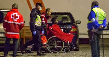 Un inmigrante, al llegar al puerto de Motril.