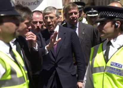 Jack Straw, rodeado por policías durante se recorrido a pie por Gibraltar.