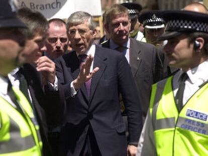 Jack Straw, rodeado por policías durante se recorrido a pie por Gibraltar.