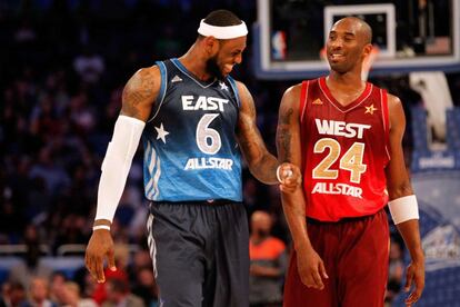LeBron James (izq) y Kobe Bryant (der.), grandes rivales con sus respectivos equipos (Miami Heat y Los Angeles Lakers) bromean durante el partido de la pasada madrugada