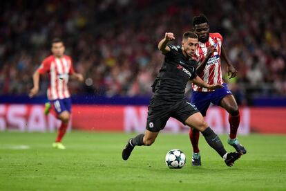 El jugador belga del Chelsea Eden Hazard se lleva el balón ante el jugador del Atlético Thomas, en una acción del partido.