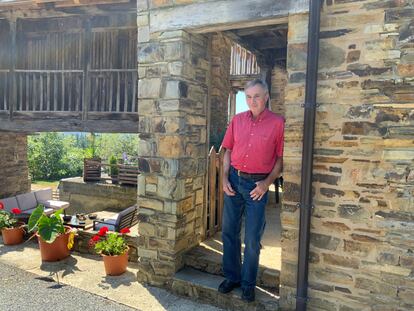 Neil Christie en una de las casas que adquirió en el pequeño pueblo del concejo de Taramundi (Asturias).