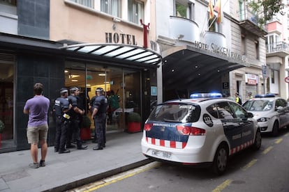 El tiroteo se ha producido en frente del hotel Silken de la Rambla de Barcelona.