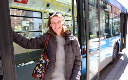Sonia Fernández, portavoz de Transexualia en un autobús de la EMT.