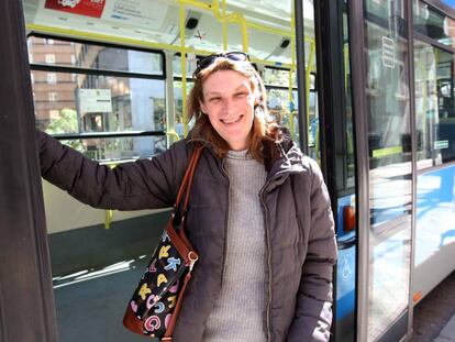 Sonia Fernández, portavoz de Transexualia en un autobús de la EMT.