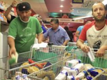 Un grupo de militantes del Sindicato Andaluz de Trabajadores (SAT) han entrado en un supermercado de æpermil;cija para llevarse alimentos de primera necesidad destinados a un comedor social de Sevilla