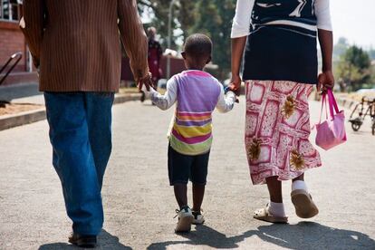 Lesoto, 2010. Un niño, seronegativo, camina hacia la salida de un centro de salud cercano a Maseru, de la mano de sus padres, ambos seropositivos. En Lesoto, un país donde uno de cada cuatro adultos es seropositivo, los esfuerzos del gobierno, con el apoyo de organizaciones como el Fondo Mundial de lucha contra el sida, la tuberculosis y la malaria, están logrando facilitar el acceso al tratamiento preventivo de la transmisión madre-hijo del sida, consiguiendo así que una nueva generación de niños y niñas nazca libres de la enfermedad y el virus. Abarca estuvo charlado con la familia de la imagen. Le impactó cómo, con atención, entre una generación y otra había una diferencia abismal. "Ese chaval podía haber crecido con sida y sin embargo está totalmente ageno a esa enferemedad y sus consecuencias", relata.