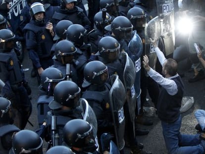 Los protagonistas de 'Grietas' protestan y rodean el Congreso en 2012.