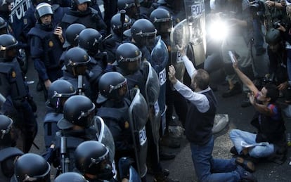 Los protagonistas de 'Grietas' protestan y rodean el Congreso en 2012.