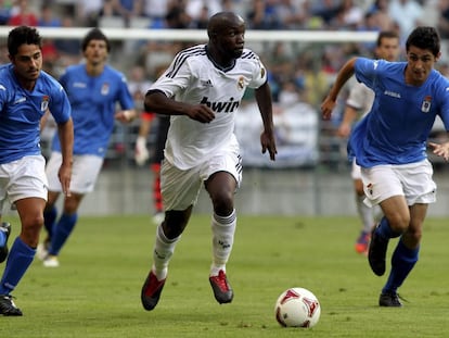El jugador francés Lass Diarra en un partido con el Real Madrid ante el Oviedo.