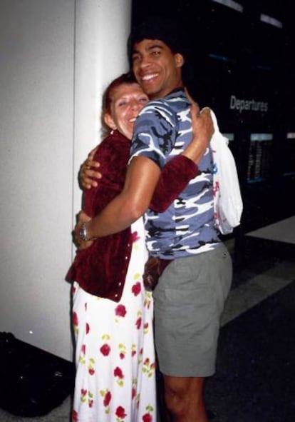 Carlos Acosta, con su madre.