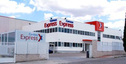 Centro logístico de Correos Express, en Getafe (Madrid)