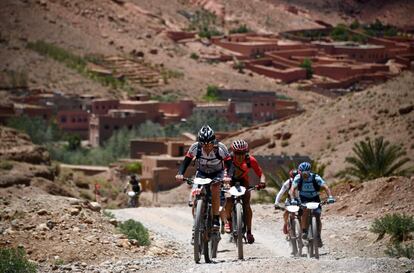 Competidores montan sus bicicletas durante la Etapa 1 de Titan Desert 2018 cerca de Boumalne Dades, en el centro de Marruecos, el 29 de abril de 2018.