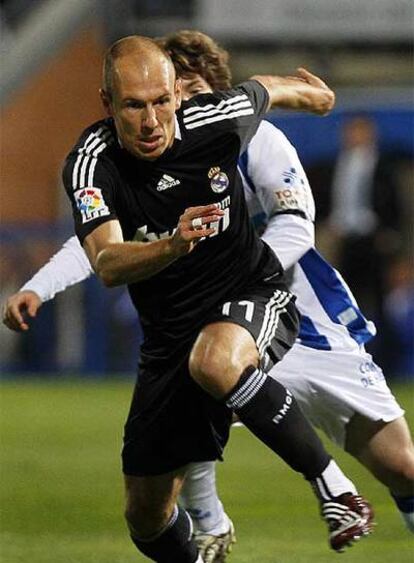 Arjen Robben corre durante el partido del fin de semana pasado frente al Recreativo de Huelva en el estadio Nuevo Colombino.