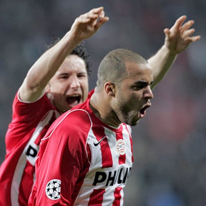 Los jugadores del PSV celebran el primer gol del partido.