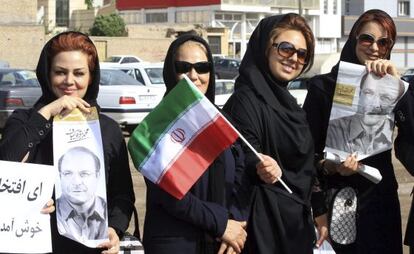 Varias iraníes asisten a un mitin electoral este lunes en Zanján.
