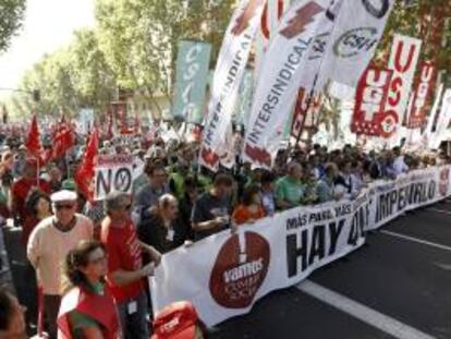 Cabecera de la manifestación convocada por la Cumbre Social contra los presupuestos generales del Estado y las medidas de ajuste del Gobierno en Madrid. EFE/Archivo