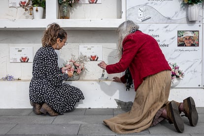 Dos mujeres colocan flores en la tumba de un migrante en un cementerio en la isla del El Hierro en febrero de 2024. Acompa?an en entierros y embellecen tumbas con la misin de que no caigan en el olvido.