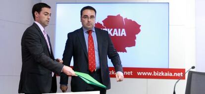 Imanol Pradales (a la izquierda) y Óscar Ugarte este lunes en Bilbao en la presentación del programa de créditos para pequeñas empresas.