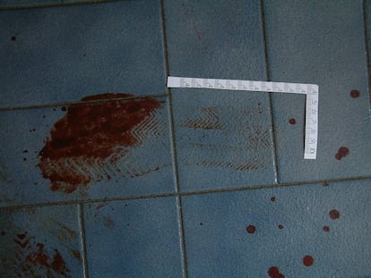 Pisadas ensangrentadas dejadas en el pavimento presuntamente por el autor de los asesinatos de tres de los cuatro miembros de la familia de Salvador Barrio, el 7 de junio de 2004.
