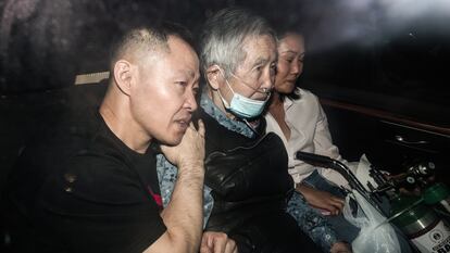 Alberto Fujimori, en el centro, acompañado de sus hijos Keiko y Kenji tras salir en prisión el pasado diciembre. 