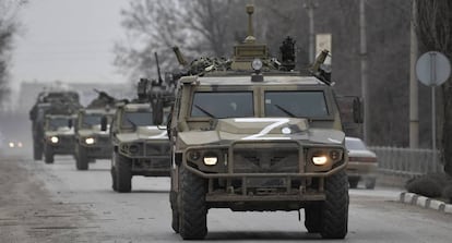 Vehículos militares de Rusia en la península de Crimea durante la ofensiva contra Ucrania.