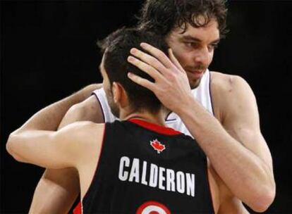 Paul Gasol y José Calderón se saludan antes del comienzo del partido.