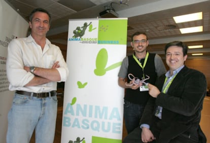 Alberto Gerrikabeitira, de Abra Prod (a la izquierda), y Pau Guillén y Fernando Díez de Bitart New Media.