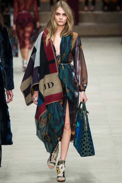 Ya os avisamos: la fiebre por las capas y los ponchos ya está aquí. Este modelo de Burberry Prorsum es uno de los principales causantes del amor incondicional por estas prendas este otoño.