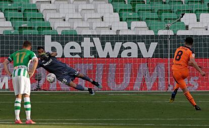 Soler bate de penalti a Bravo para hacer el empate.