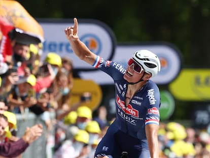 Van der Poel señala al cielo, a Poulidor, al ganar la etapa.