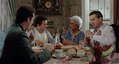 Conversación mafiosa alrededor de un plato de pasta en 'Uno de los nuestros'.