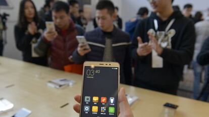 El nuevo teléfono Red Rice Note 3, presentado hoy en Pekín.