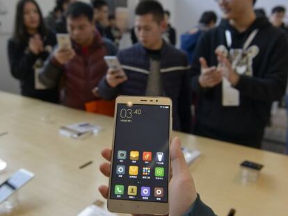 El nuevo teléfono Red Rice Note 3, presentado hoy en Pekín.