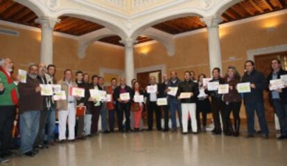 Los regidores socialistas muestran pancartas de protesta.