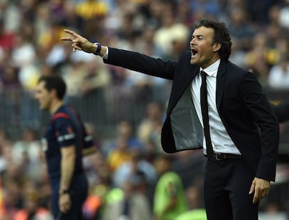 Luis Enrique dóna indicacions als seus jugadors.