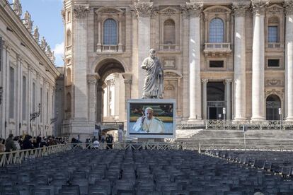 El Papa no se ha asomado este domingo a la ventana de su estudio en el palacio Apostólico, la primera vez que sucede durante su pontificado, como medida de precaución para prevenir el contagio del coronavirus. El rezo ha sido retransmitido en video por Internet.