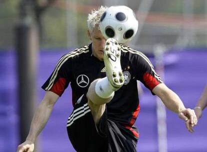 Bastian Schweinsteiger golpea el balón durante una sesión preparatoria de Alemania.