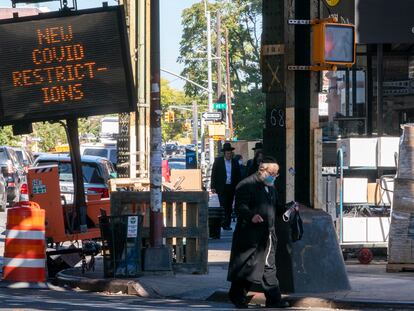 Um painel alerta sobre as restrições no distrito de Borough Park, em Nova York.