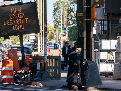 Um painel alerta sobre as restrições no distrito de Borough Park, em Nova York.