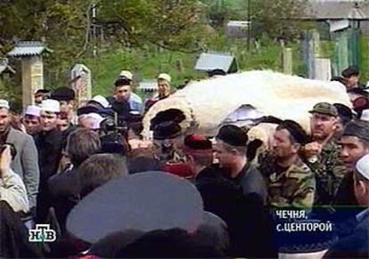 Imagen tomada de la televisión NTV del entierro de Kadírov en la aldea de Tsentoroi, al sureste de Chechenia.