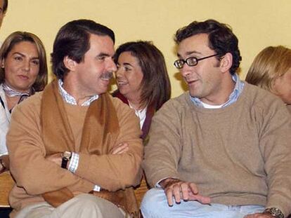 José María Aznar, conversa con el secretario general del PP europeo, Alejandro Agag, durante el seminario organizado por el PP en la localidad de Becerril de la Sierra (Madrid).
