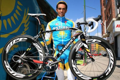 Contador, con su nueva bici con el amarillo del Tour, el rosa del Giro y el rojo de la Vuelta en la horquilla.