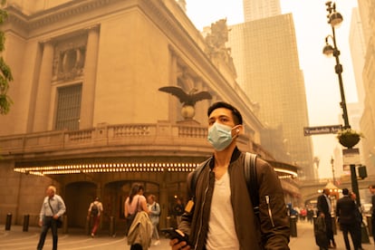 A person wears a face mask as smoke from Canadian wildfires blankets Manhattan on June 7, 2023 in New York City.