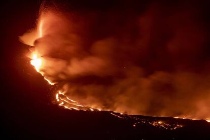 Península en la costa de la isla de La Palma, creada como resultado de la llegada de la colada de lava del volcán de Cumbre Vieja al mar, a 29 de septiembre de 2021, en La Palma, Islas Canarias (España). La lava que ha alcanzado el mar en la isla de La Palma ha creado ya una 