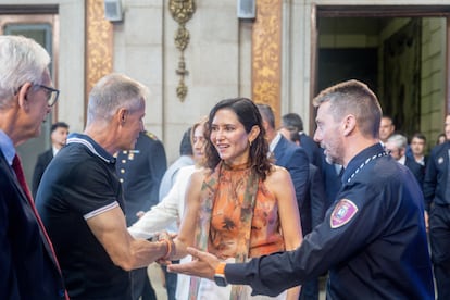 La presidenta de la Comunidad de Madrid, Isabel Díaz Ayuso, durante el acto de entrega de las Palomas de Bronce-Bomberos de Madrid, en la Casa de la Villa, este viernes.
