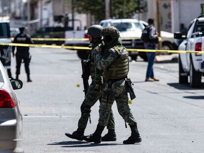 Elementos del Ejército mexicano aseguran la escena, durante un ataque armado en Fresnillo, Zacatecas, el 30 de abril de 2024.