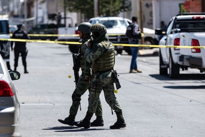 Elementos del Ejército mexicano aseguran la escena, durante un ataque armado en Fresnillo, Zacatecas, el 30 de abril de 2024.